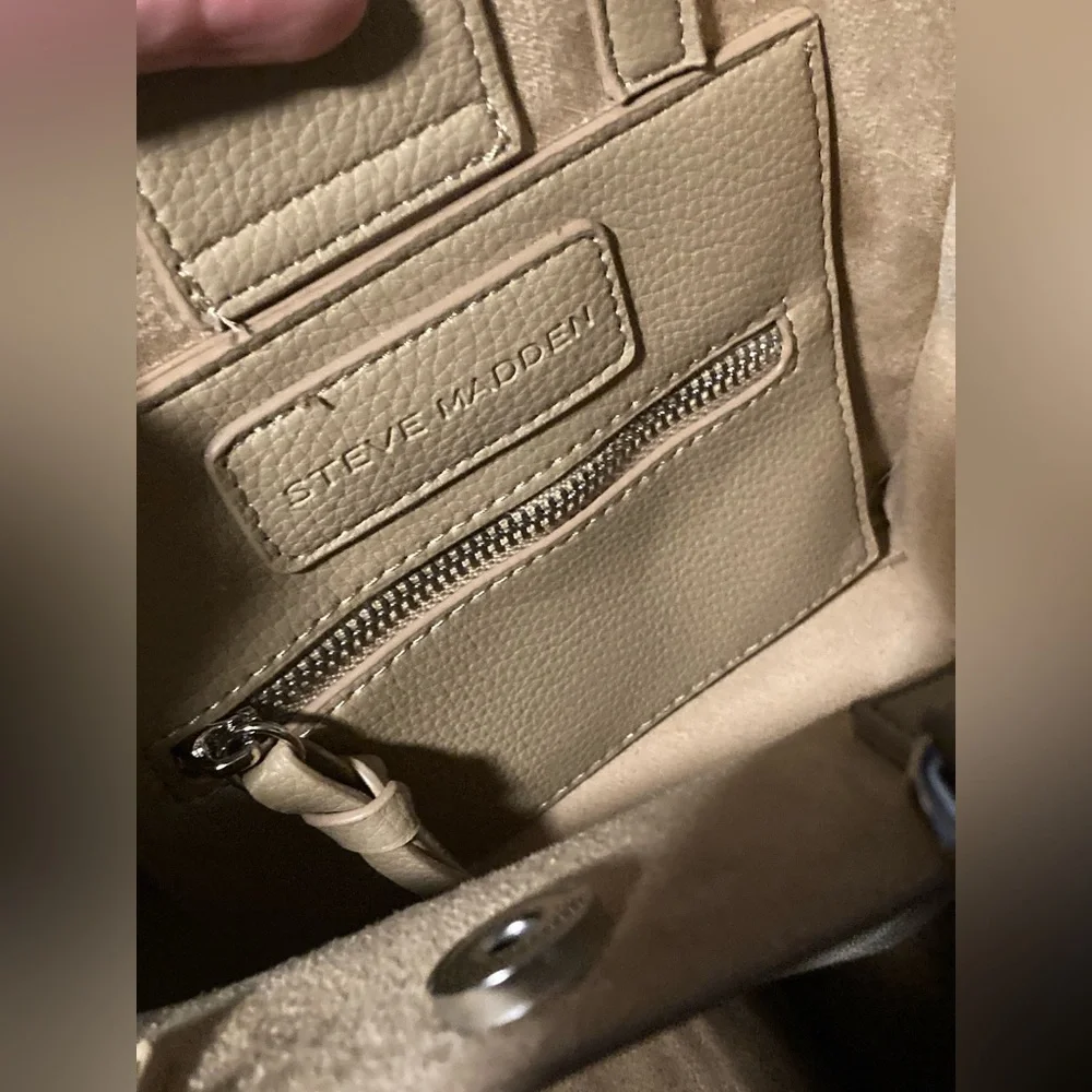 Steve Madden Beige Tote Bag with Strap, can be carried by hand or worn - Picture 5 of 11
